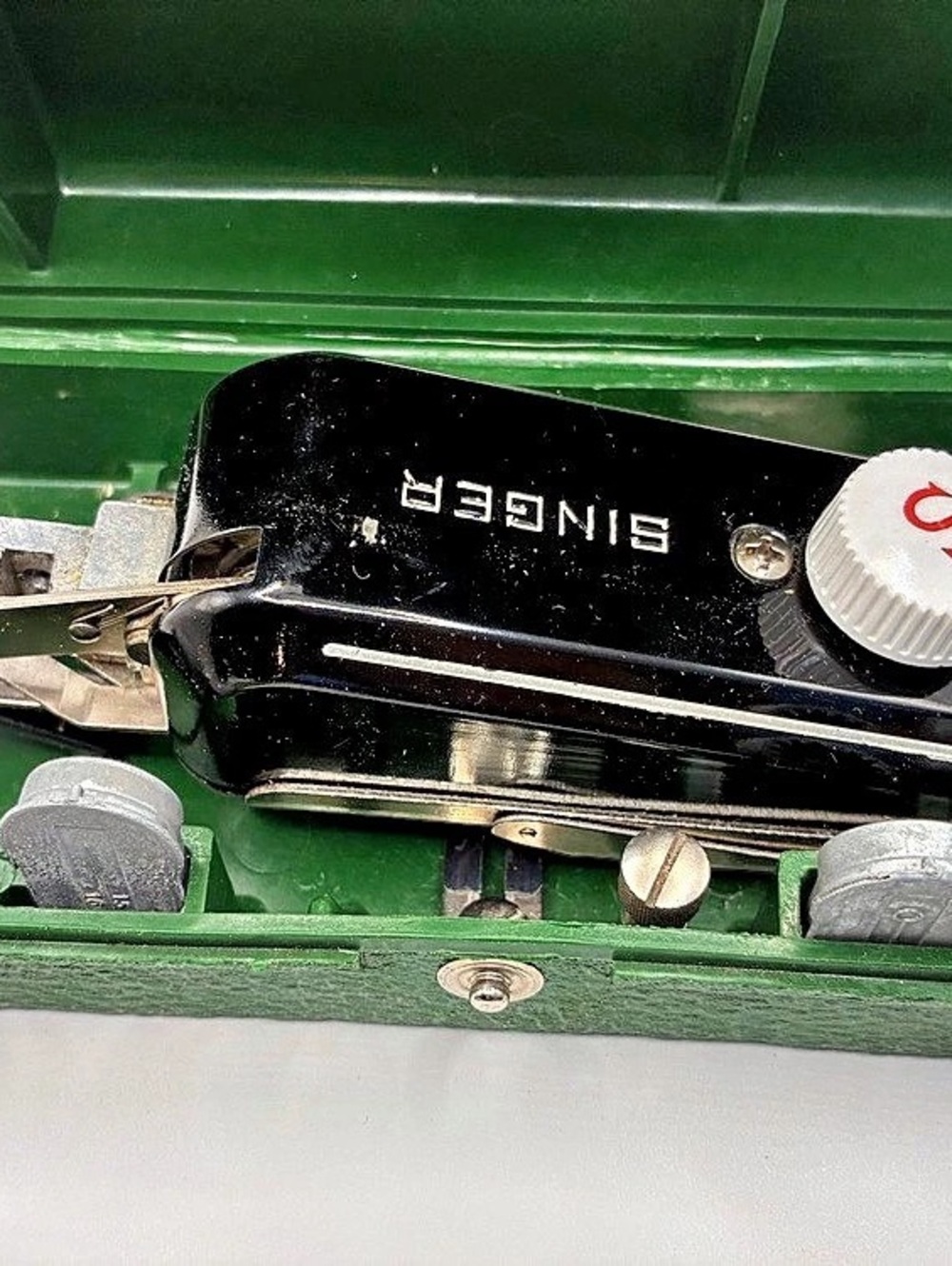 Singer Vintage Singer Buttonholer Attachment Set in Green